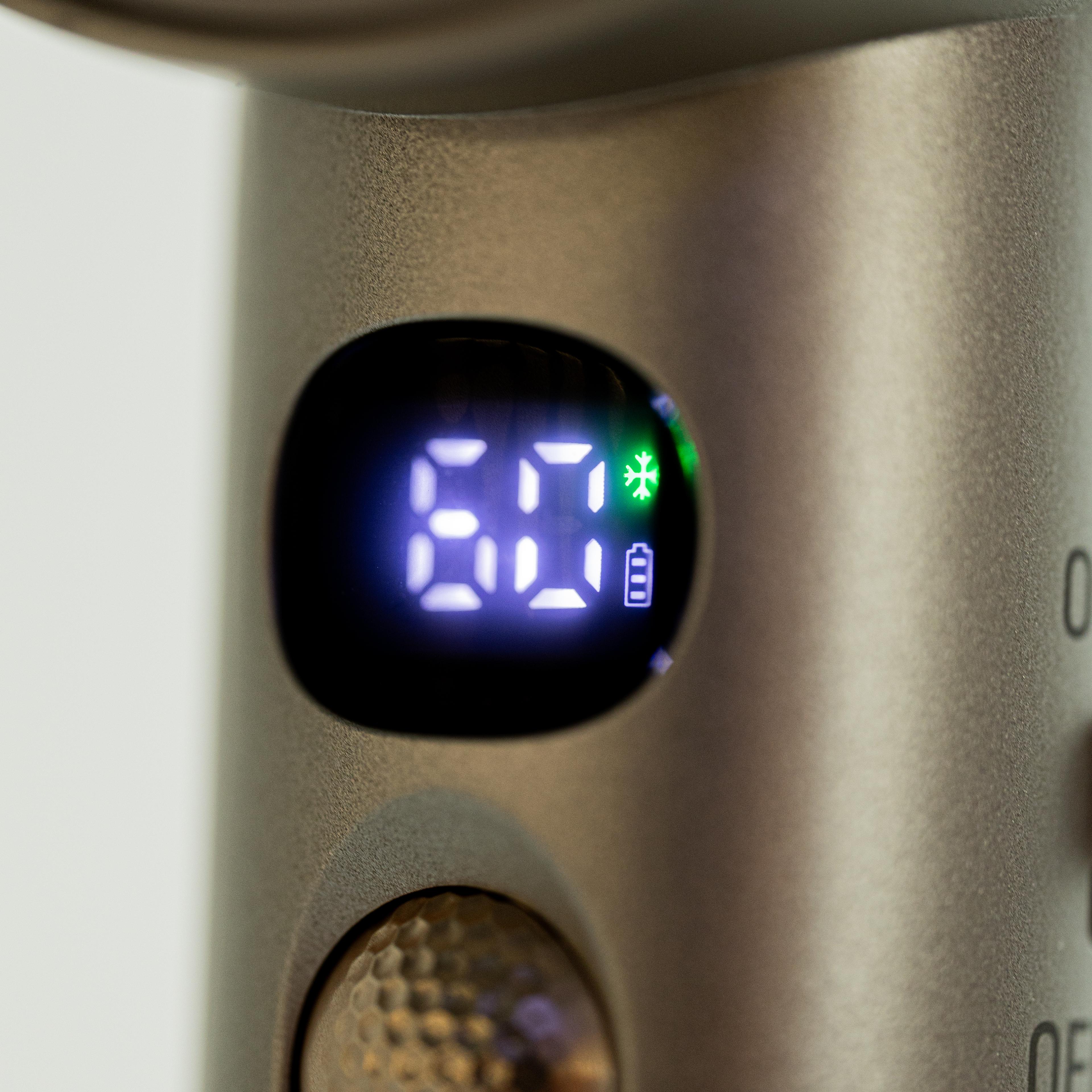 Quạt sạc cầm tay, màu vàng đồng, có sò lạnh